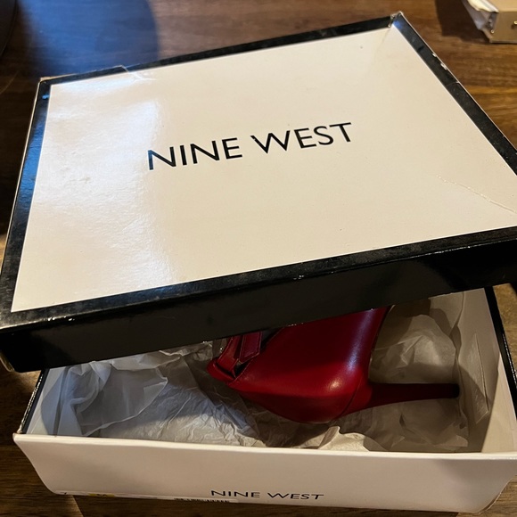 Nine West, size 7M, burgundy color heels - Picture 3 of 3